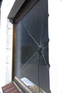 Zerbrochene Fensterscheibe, die nicht mehr vor Einbruch schützt.